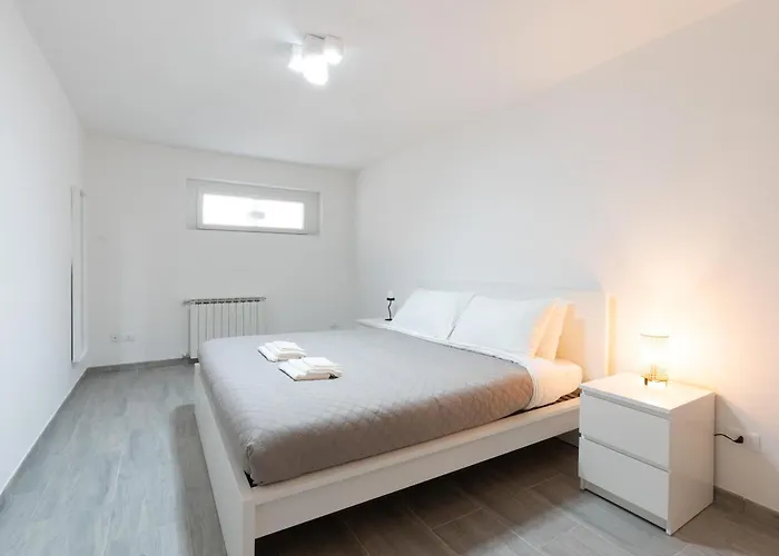 Modern - Free Parking & Private Entry Apartment *