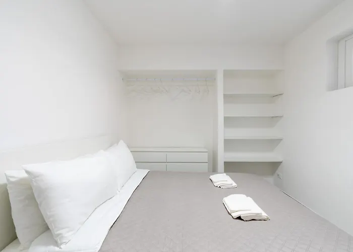 Modern - Free Parking & Private Entry Apartment