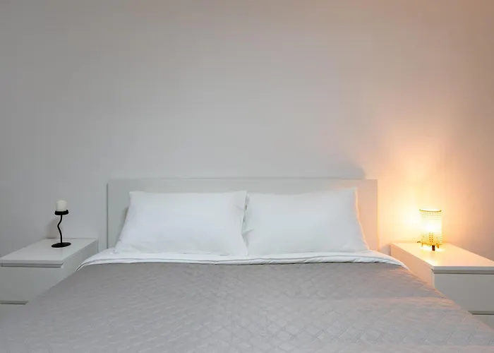 Modern - Free Parking & Private Entry Apartment *