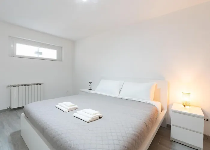 Modern - Free Parking & Private Entry Apartment